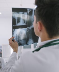 medic-em-pe-com-tiro-de-raio-x (1)