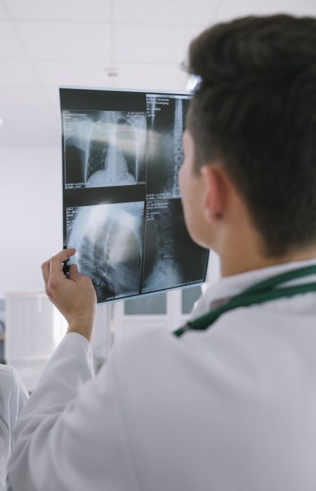 medic-em-pe-com-tiro-de-raio-x (1)