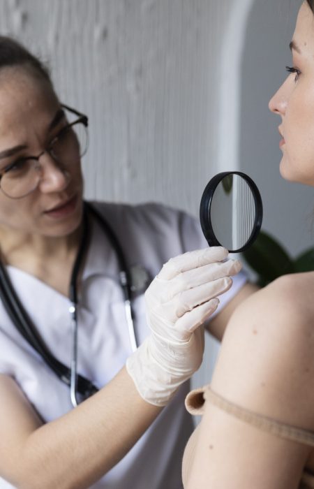 medica-diagnosticando-um-melanoma-no-corpo-de-uma-paciente-sexo-feminino
